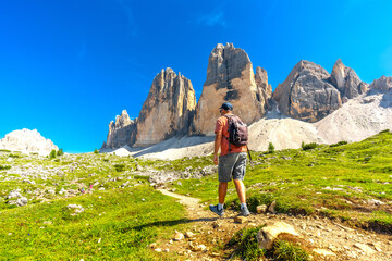Fototapeta premium Tourist hiking on the tre cime di lavaredo trail in the italian dolomites