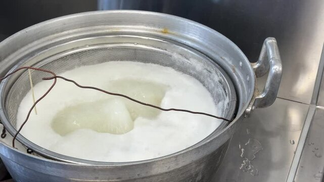 そば打ち体験　大鍋で茹でる調理