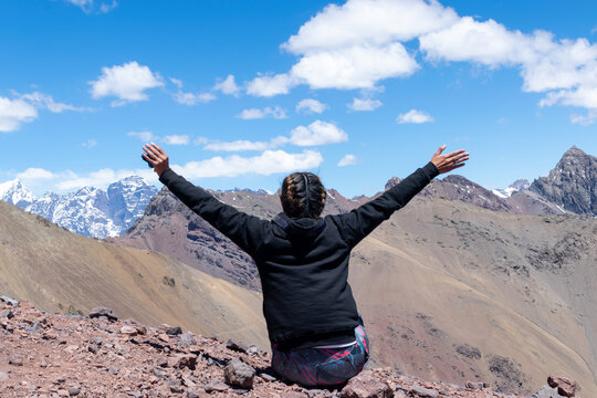 Mujer empoderada disfrutando su libertad en la cima de la monta&ntilde;a