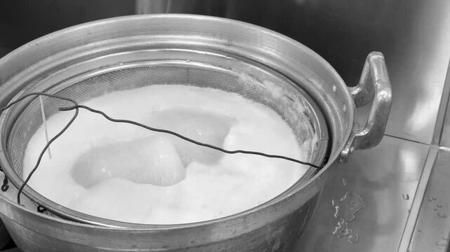 そば打ち体験　大鍋で茹でる調理