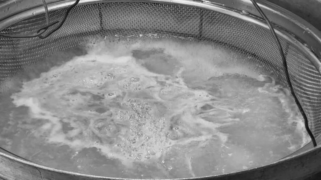 そば打ち体験　大鍋で茹でる調理