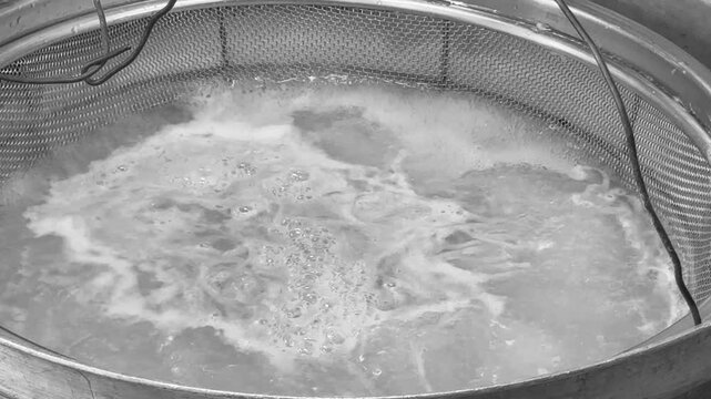 そば打ち体験　大鍋で茹でる調理