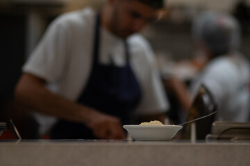 Pratos saindo da cozinha