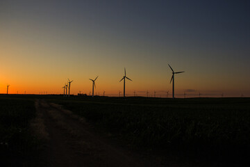 Obraz premium wind turbines at sunset