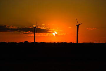 Obraz premium wind turbines at sunset