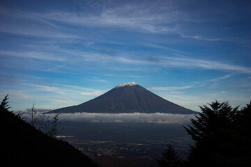 Fototapeta premium 富士宮市から見た秋の富士山
