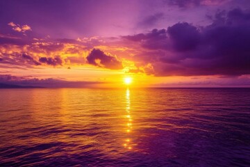 Fototapeta premium A vibrant sunset over calm ocean waters, showcasing nature's beauty.