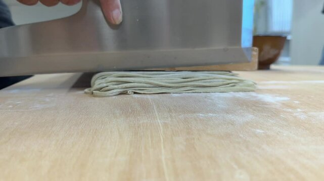 蕎麦打ち教室　そば切り包丁で蕎麦切り