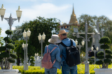 Obraz premium An elderly couple walks around the street in the old city of Bangkok, Thailand.