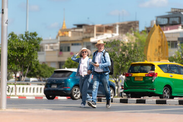 Obraz premium An elderly couple walks around the street in the old city of Bangkok, Thailand.