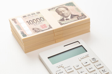 白背景に400万円と電卓