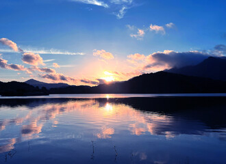 새벽 호수의 일출