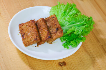 Tempe bacem is a processed tempe that comes from Central Java. Has a distinctive sweet taste because it uses palm sugar. Actually baceman is a technique of preserving food naturally.