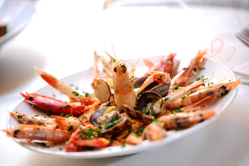 grilled shrimps with lemon and salad