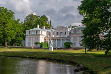 Obraz premium Chinese Palace on the shore of the Chinese Pond in the Oranienbaum Palace and Park Ensemble on a sunny summer day, Lomonosov, Saint Petersburg, Russia