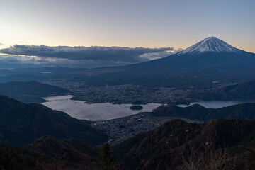 夜明けを迎える新道峠から眺める美しい富士山