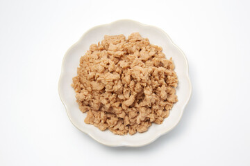 皿盛りされた大豆ミートが白背景に置かれた様