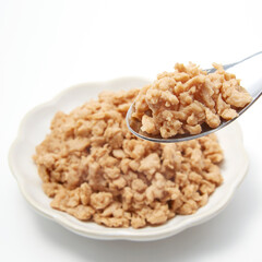 皿盛りされた大豆ミートが白背景に置かれた様