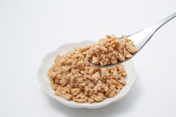 皿盛りされた大豆ミートが白背景に置かれた様