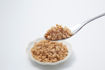 皿盛りされた大豆ミートが白背景に置かれた様