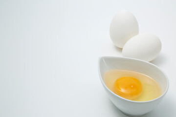 白い背景に置かれた生卵