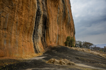 Obraz premium A granite cliff rises up from the batholith, Ngomakurira, Zimbabwe