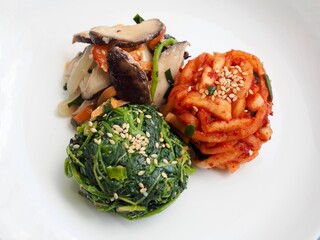 한국음식 반찬들, 무생채, 버섯채소볶음, 나물