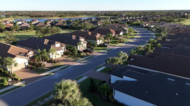 palm trees and strong home owners association in the Lakewood Ranch, Florida community