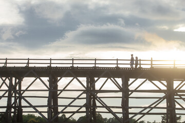 Obraz premium Uttamanusorn&nbsp;Bridge&nbsp;commonly known as&nbsp;Wooden&nbsp;Mon Bridge is famous that the longest wooden bridge in Thailand located in Sangkla Buri, Kanchanaburi.