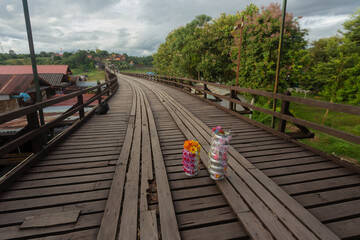 Naklejka premium Uttamanusorn&nbsp;Bridge&nbsp;commonly known as&nbsp;Wooden&nbsp;Mon Bridge is famous that the longest wooden bridge in Thailand located in Sangkla Buri, Kanchanaburi.