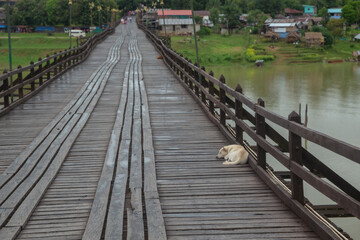 Fototapeta premium Uttamanusorn&nbsp;Bridge&nbsp;commonly known as&nbsp;Wooden&nbsp;Mon Bridge is famous that the longest wooden bridge in Thailand located in Sangkla Buri, Kanchanaburi.