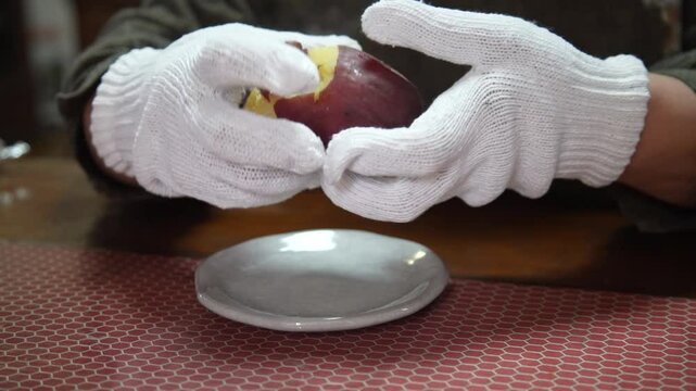 	焼いもを食べる女性