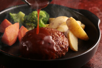 皿盛りしたジューシーで美味しそうなハンバーグ