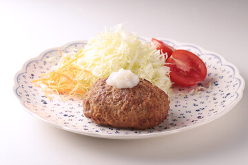 皿盛りしたジューシーで美味しそうなハンバーグ