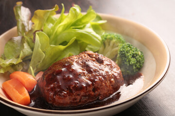 皿盛りしたジューシーで美味しそうなハンバーグ