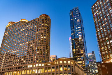 Obraz premium Chicago architecture of skyscraper. City night illuminated building. Skyscraper cityscape. Night city of Chicago. Business city. Night cityscape of Chicago skyscraper building. Chicago Riverwalk