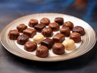 チョコレートがお皿に綺麗に並んでいる