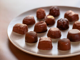 チョコレートがお皿に綺麗に並んでいる