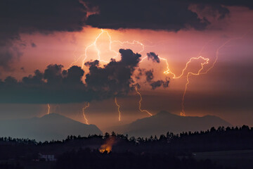 Herbstgewitter über den Alpen