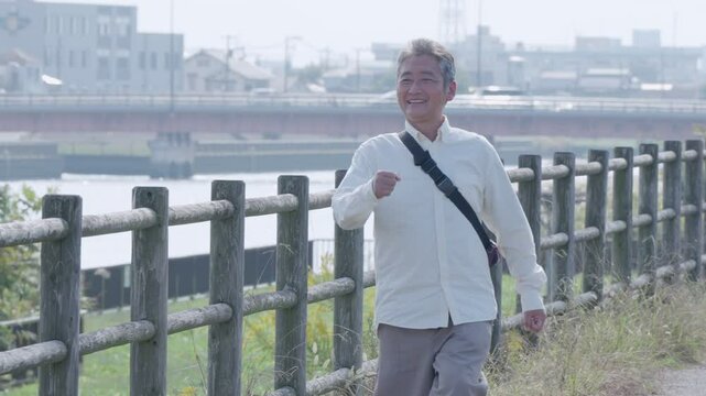 散歩する高齢者男性