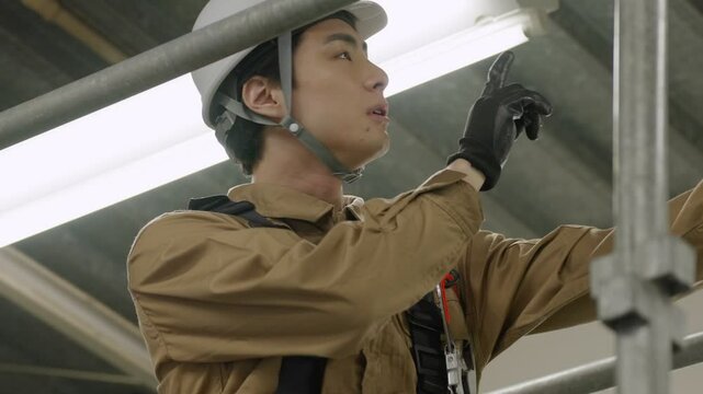 工事現場で働く作業員男性
