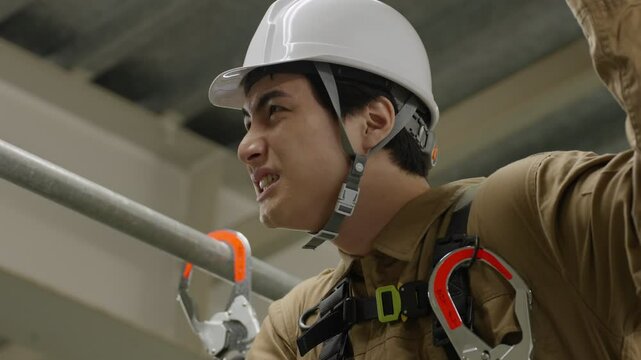工事現場で働く体調不良の作業員男性