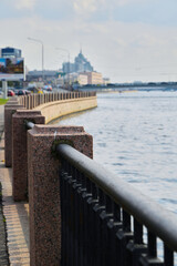 Obraz premium Enjoy a scenic riverfront view with a charming promenade and captivating cityscape
