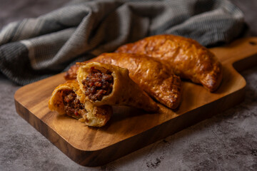 カッティングボードに載せられたミートパイ