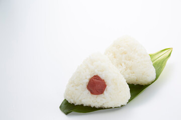 白い背景に置かれたおにぎり