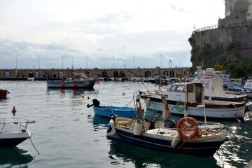 Fototapeta premium PAESAGGIO URBANO DI MAIORI,COSTIERA AMALFITANA,ITALIA,2 DICEMBRE 2024.