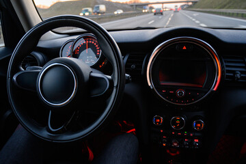 Autostrada widziana z kokpitu samochodu © Paweł