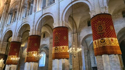 La basilique Saint-Sernin de Toulouse aux couleurs de l'Occitanie