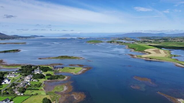 montagne Croagh Patrick en Irlande et Clew Bay pr&egrave;s de Westport