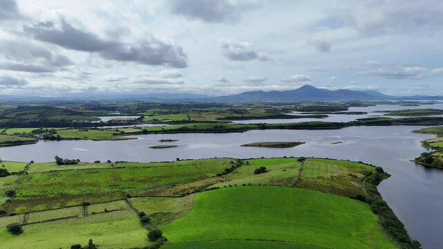 montagne Croagh Patrick en Irlande et Clew Bay pr&egrave;s de Westport